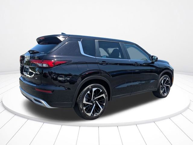 Used 2024 Mitsubishi Outlander SE image 3