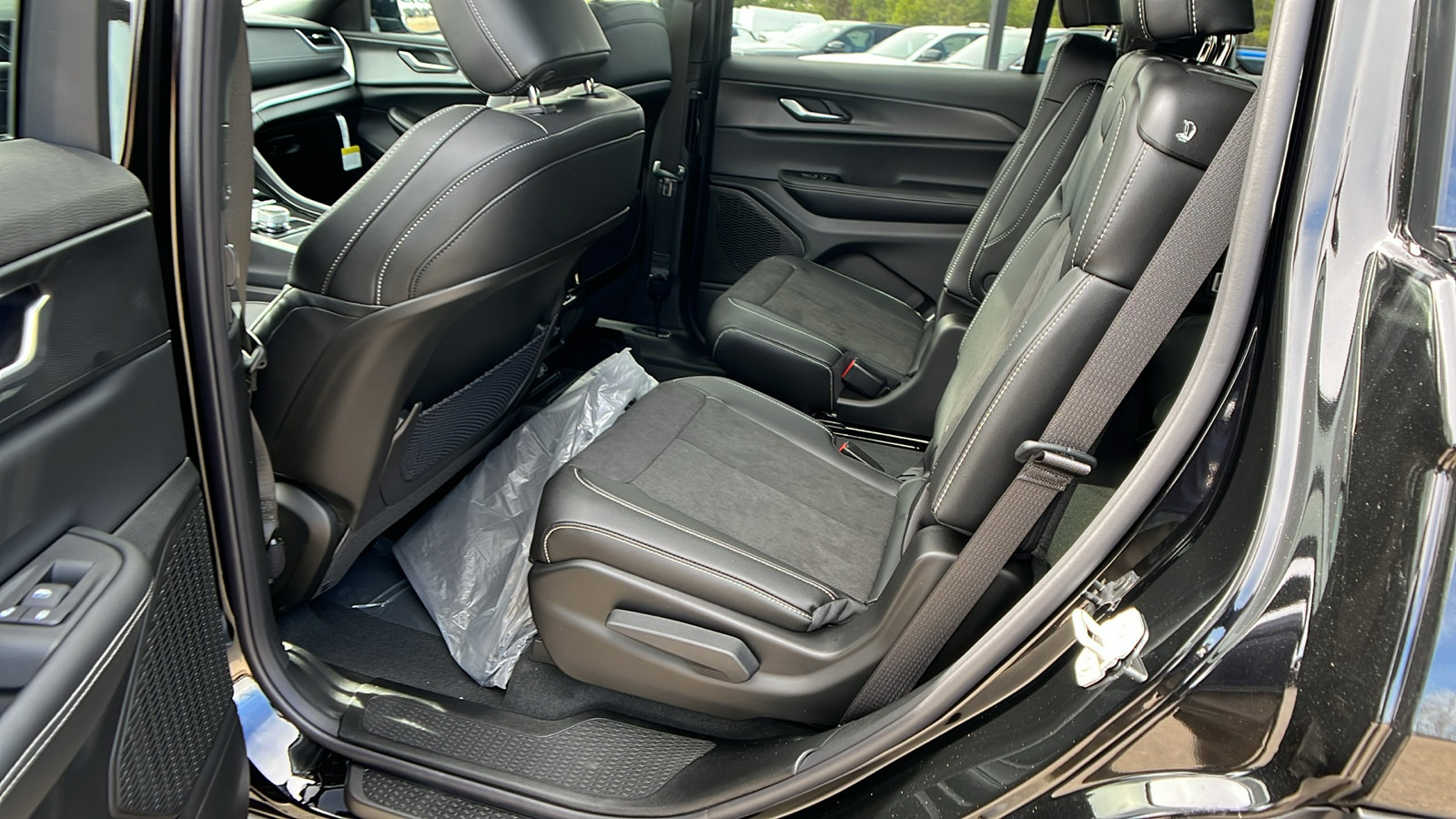 New 2025 Jeep Grand Cherokee L Laredo image 18