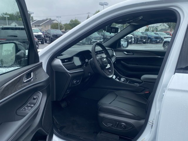 New 2025 Jeep Grand Cherokee L Limited w/ Luxury Tech Group II image 15