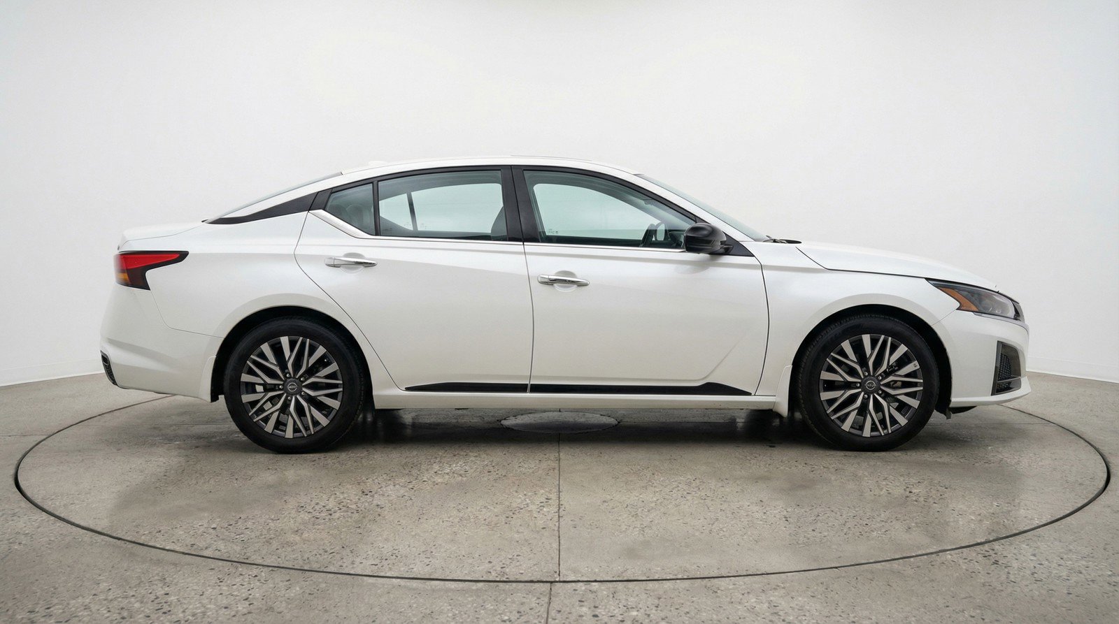 Used 2025 Nissan Altima 2.5 SV image 11