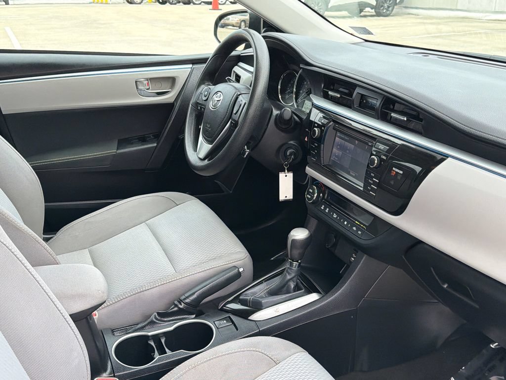 Used 2016 Toyota Corolla LE FWD image 10