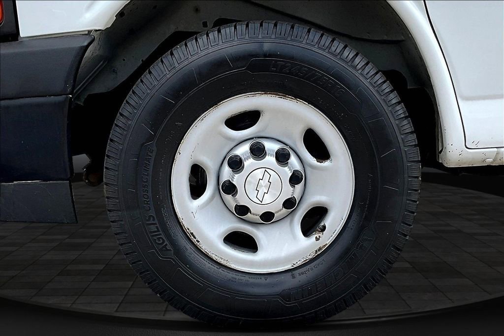 Used 2017 Chevrolet Express 2500 RWD image 35