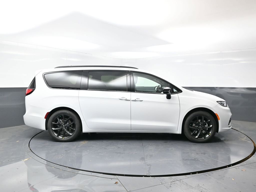 New 2026 Chrysler Pacifica Limited w/ S Appearance Package FWD image 2