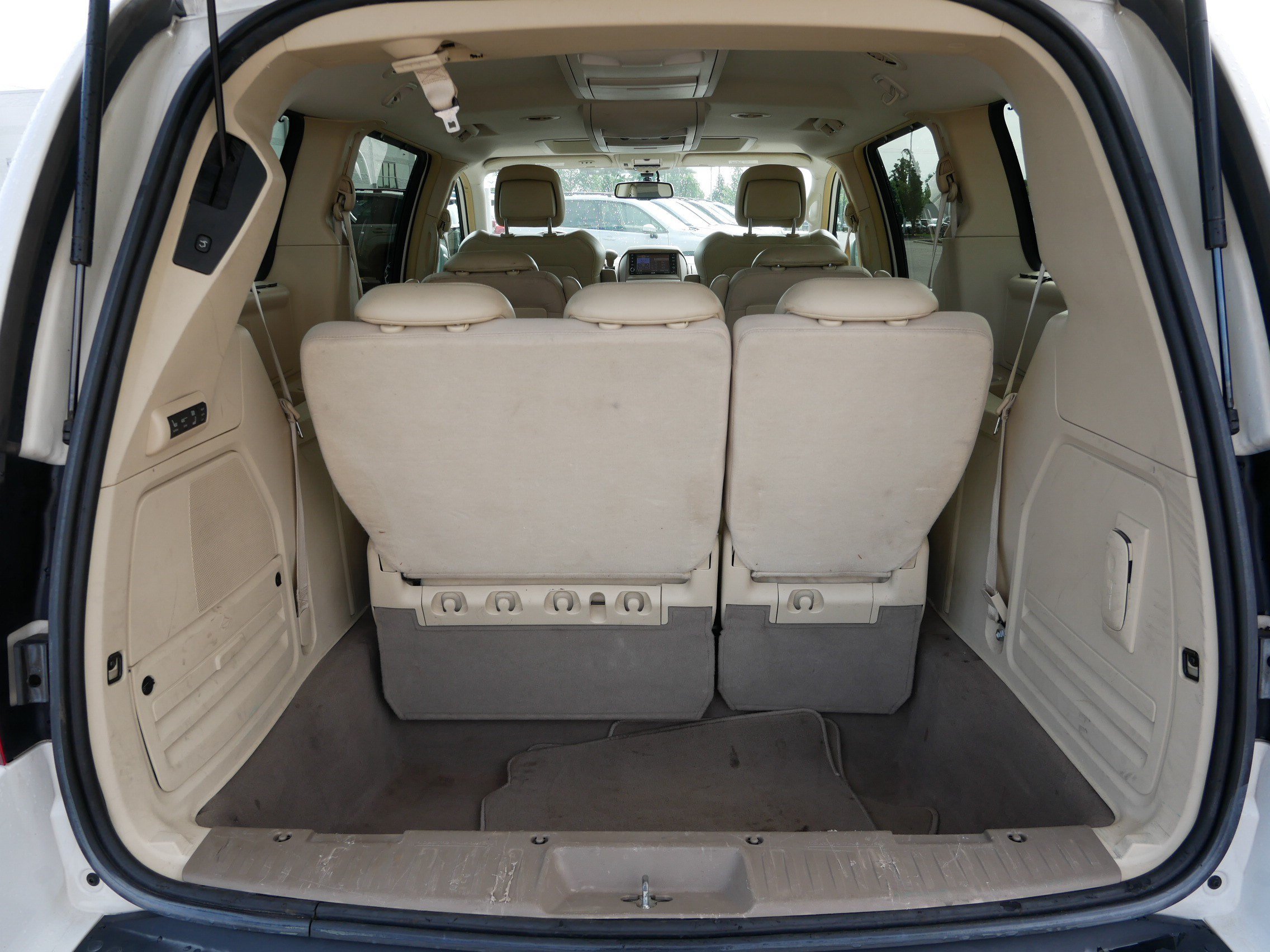 Used 2010 Chrysler Town & Country Limited FWD image 18