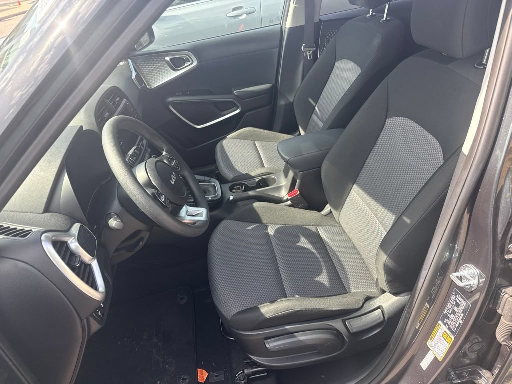 Used 2025 Kia Soul LX w/ LX Technology Package FWD image 7