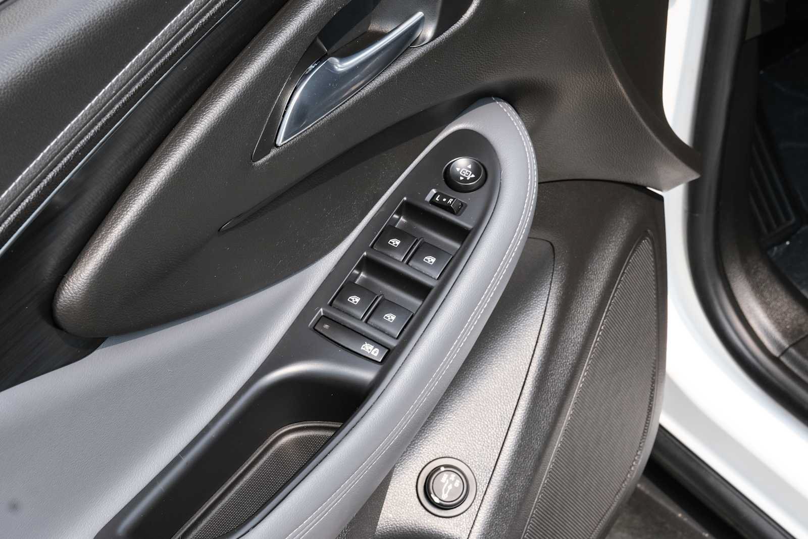Used 2020 Buick Envision Essence FWD image 34