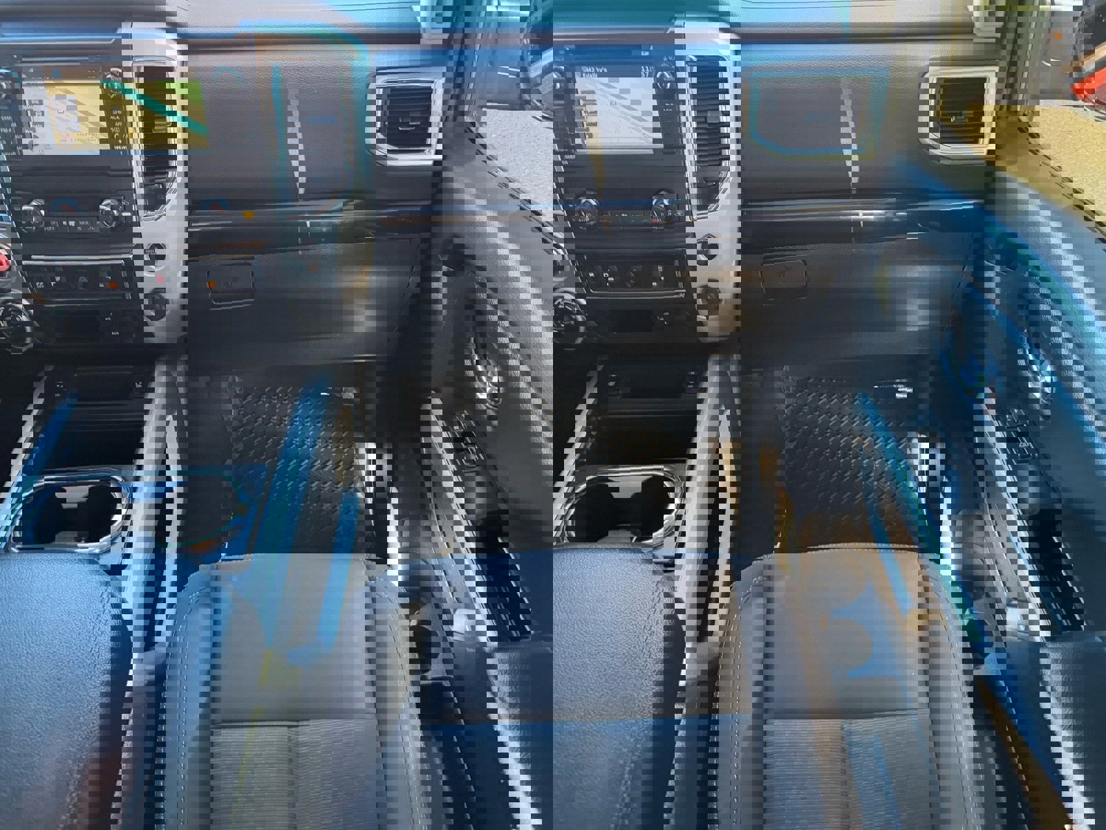 Used 2018 Nissan Titan SV w/ SV Convenience Package image 15