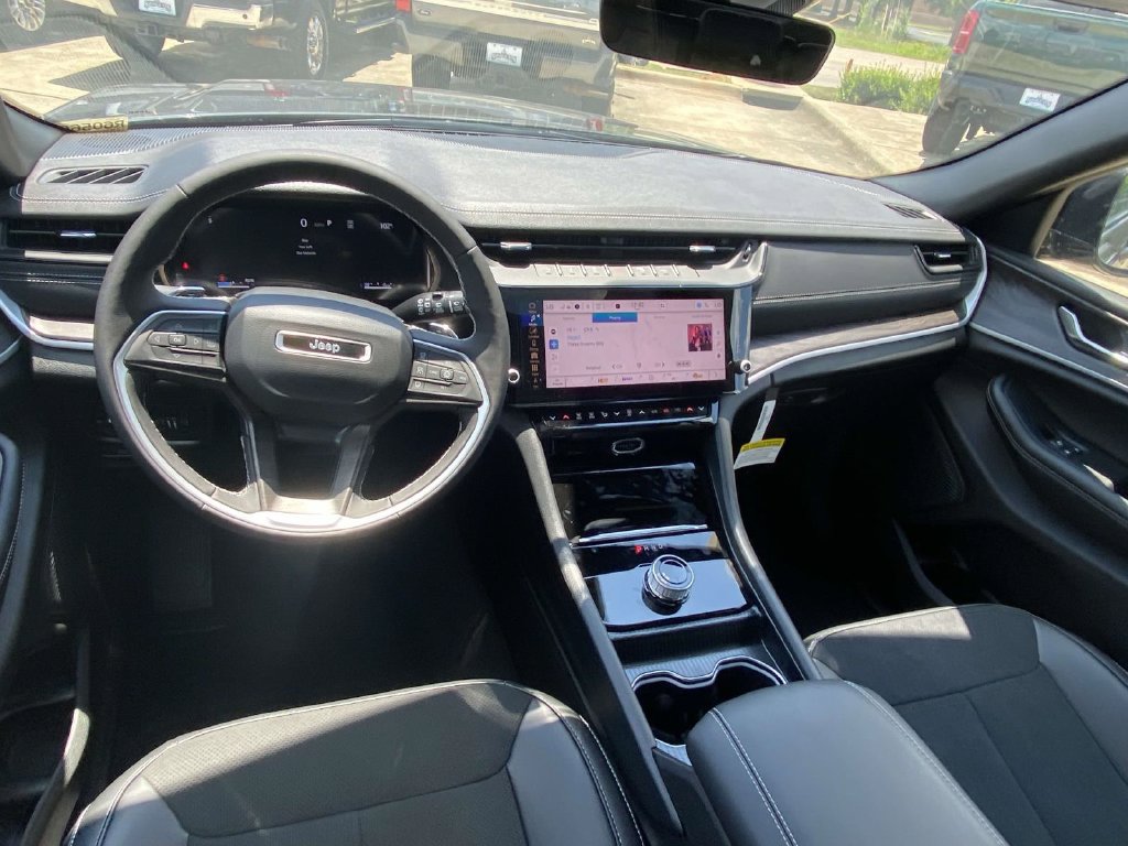 New 2026 Jeep Grand Cherokee Altitude RWD image 10