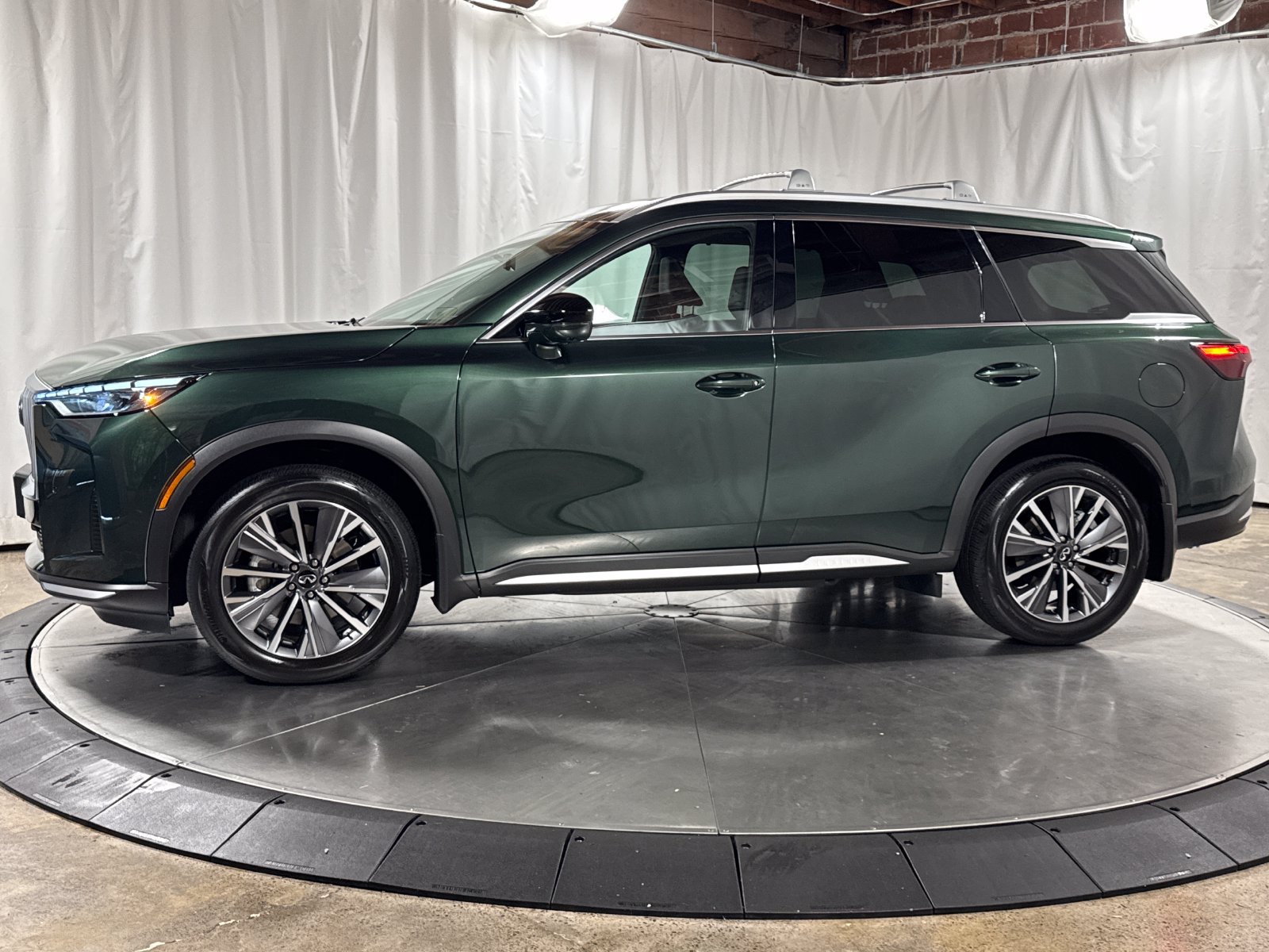 Certified 2026 INFINITI QX60 Luxe w/ Family Package AWD/4WD image 10