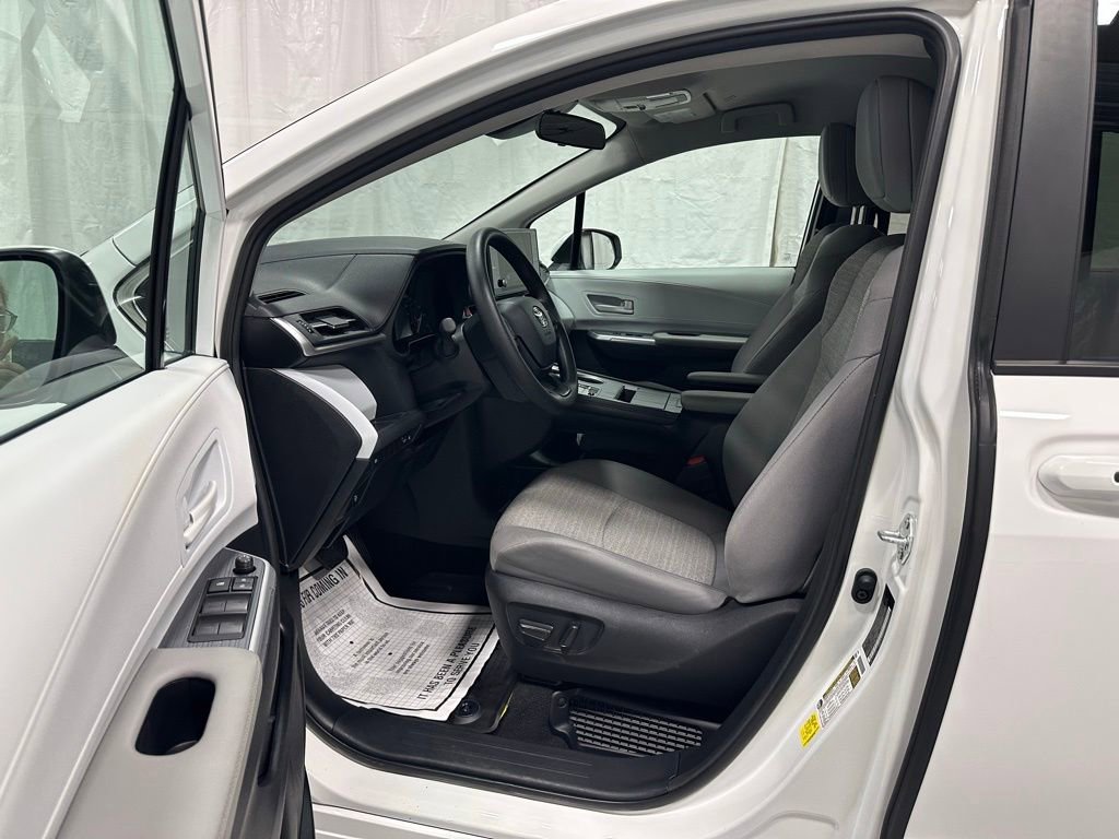 Used 2025 Toyota Sienna LE FWD image 9
