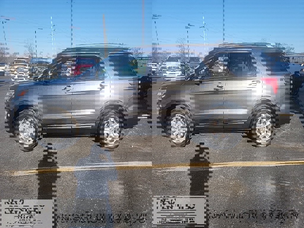 Used 2017 Ford Explorer XLT image 2