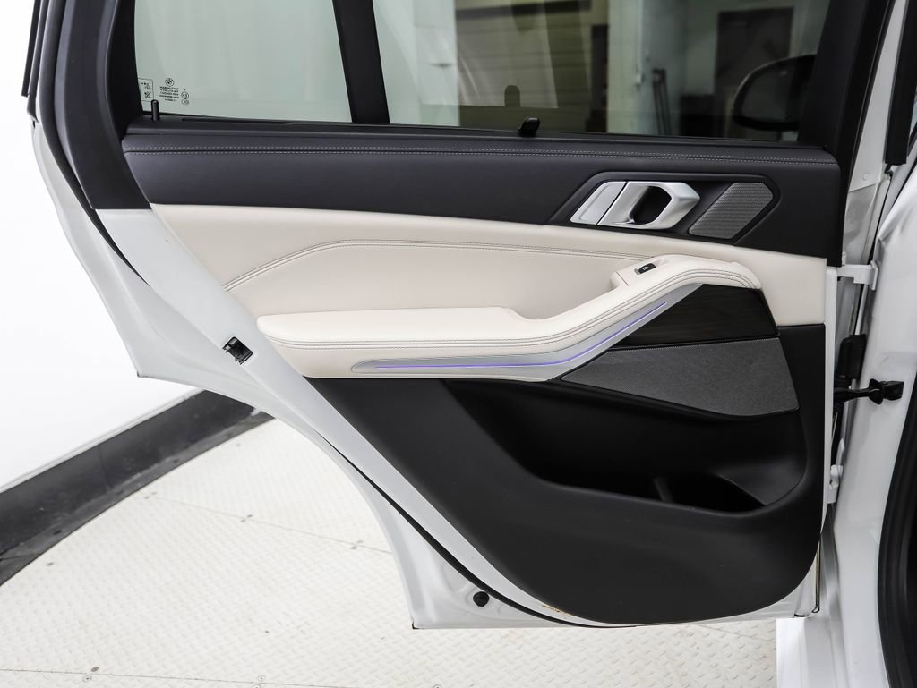 Used 2021 BMW X5 xDrive40i w/ M Sport Package image 19