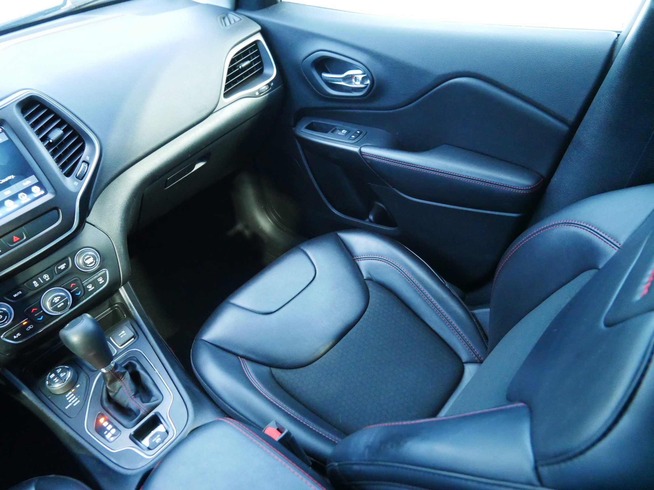 Used 2019 Jeep Cherokee Trailhawk w/ Cold Weather Group image 11