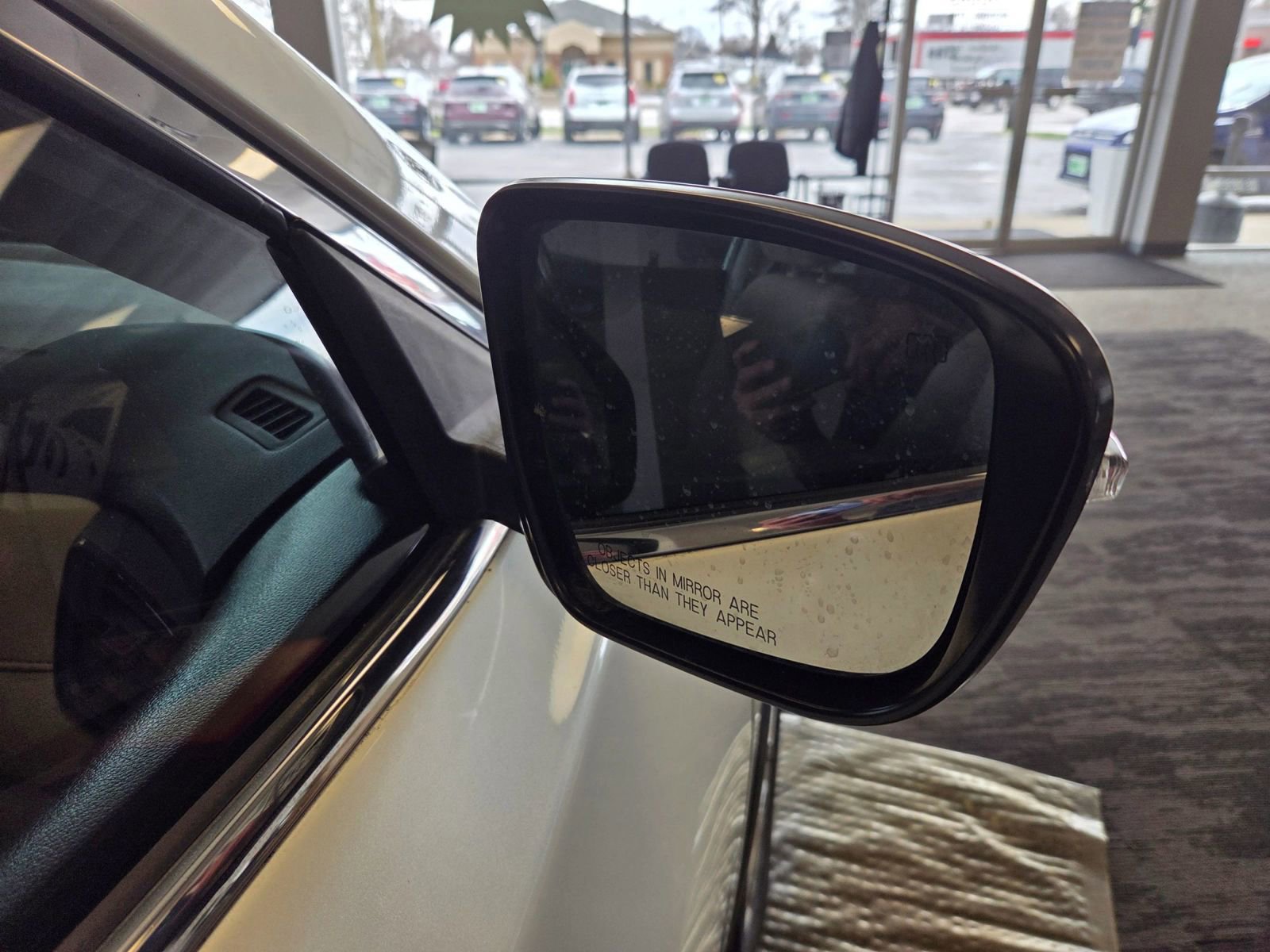 Used 2017 Nissan Rogue SV w/ SV Premium Package image 4