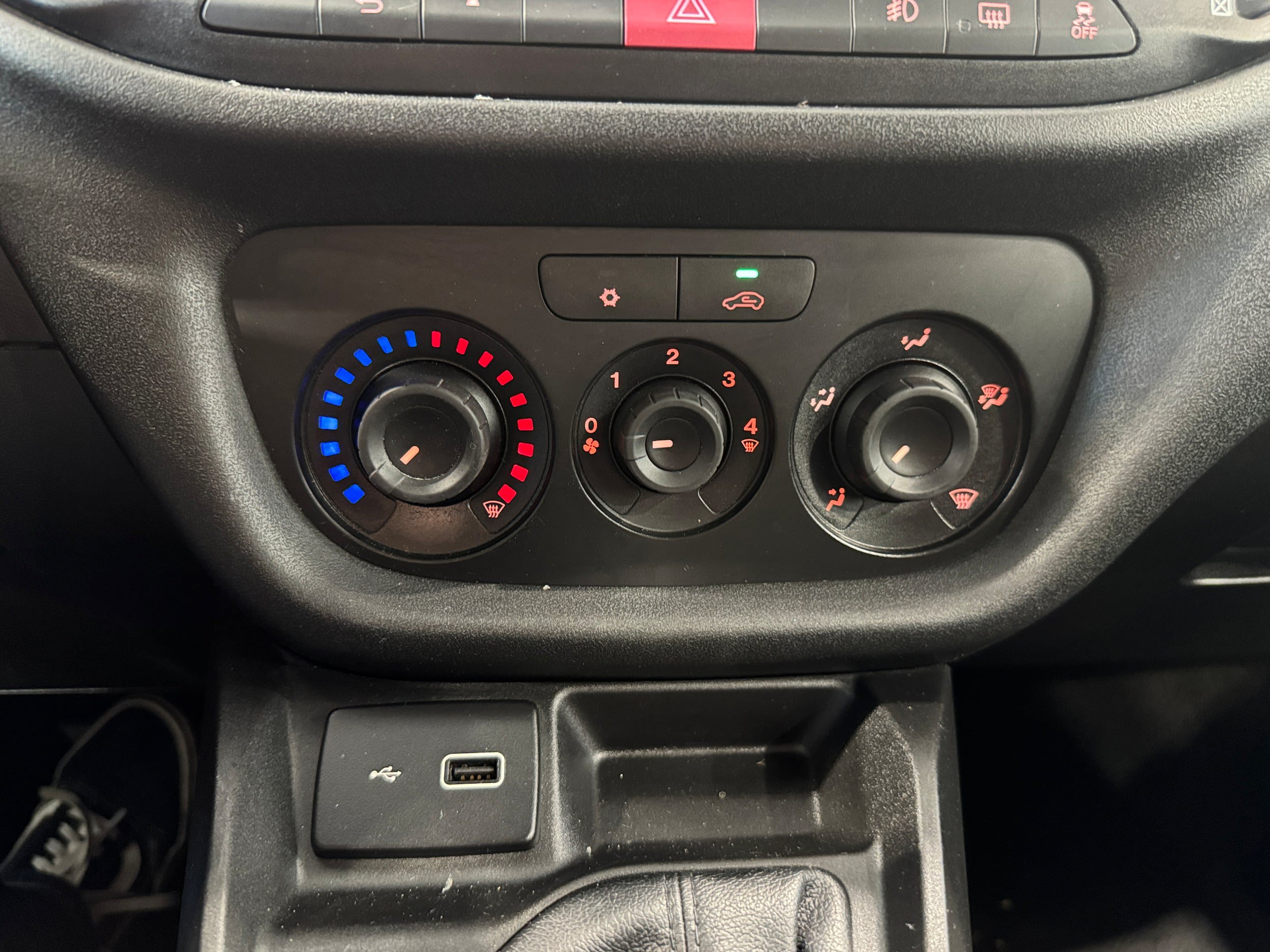 Used 2020 Nissan NV200 SV w/ Back Door Glass Package FWD image 17