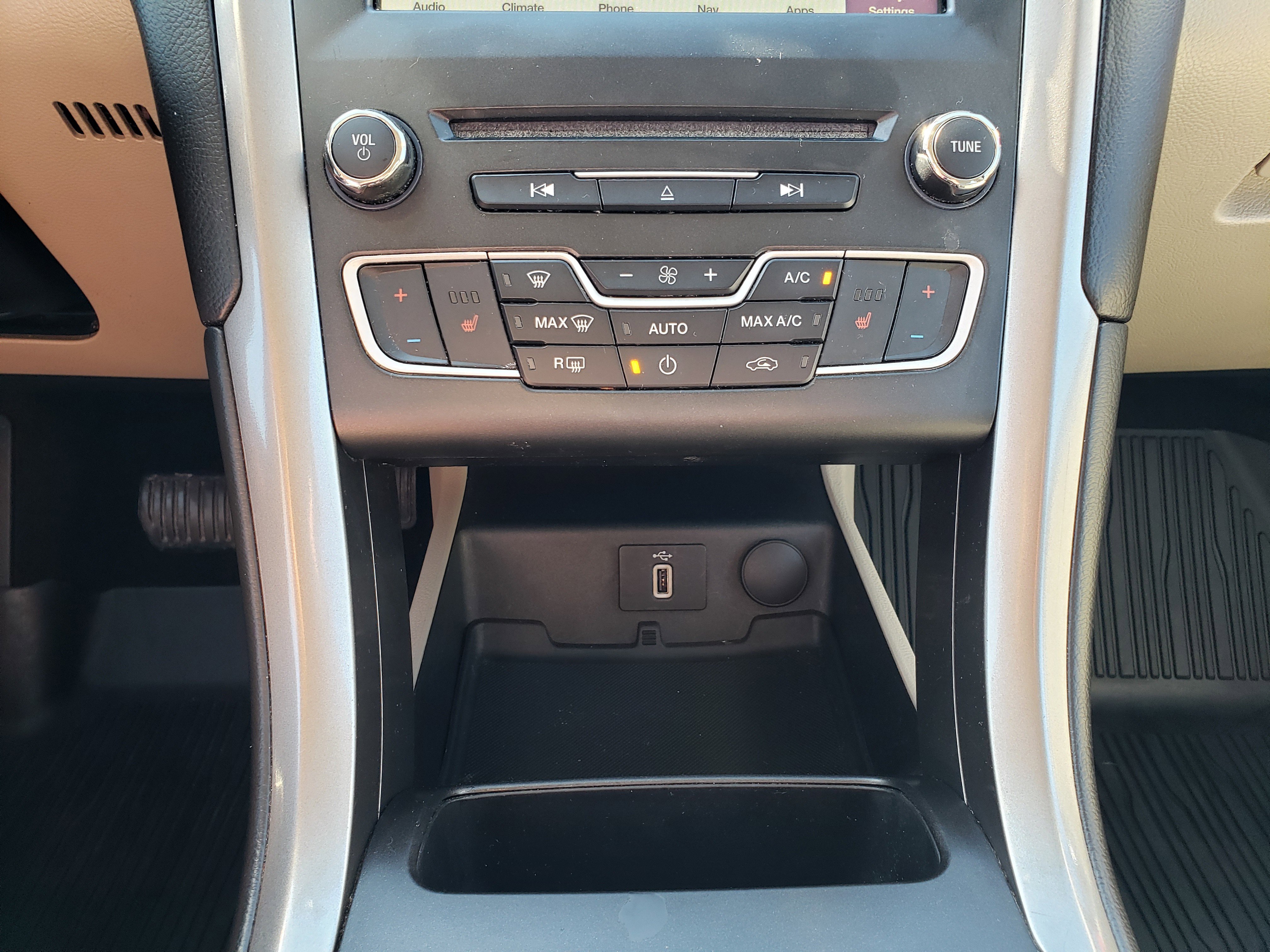 Used 2018 Ford Fusion SE w/ Fusion SE Technology Package image 22