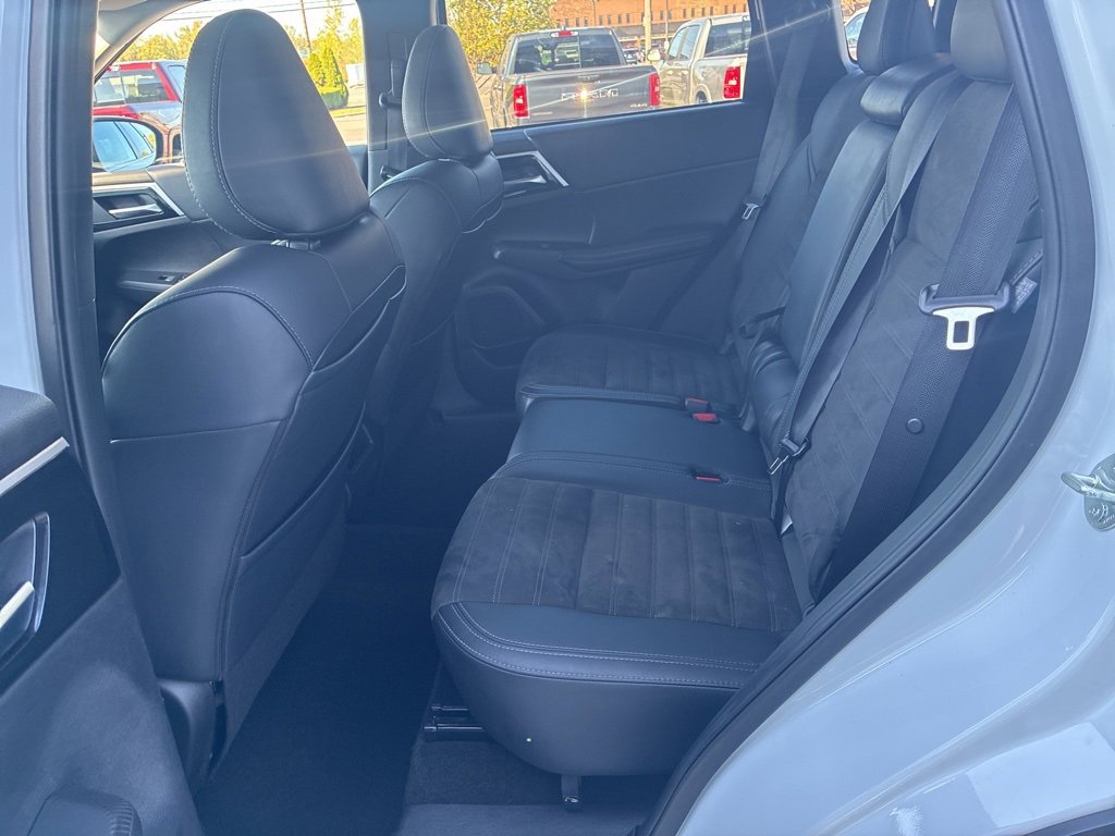 Used 2024 Mitsubishi Outlander SE image 14