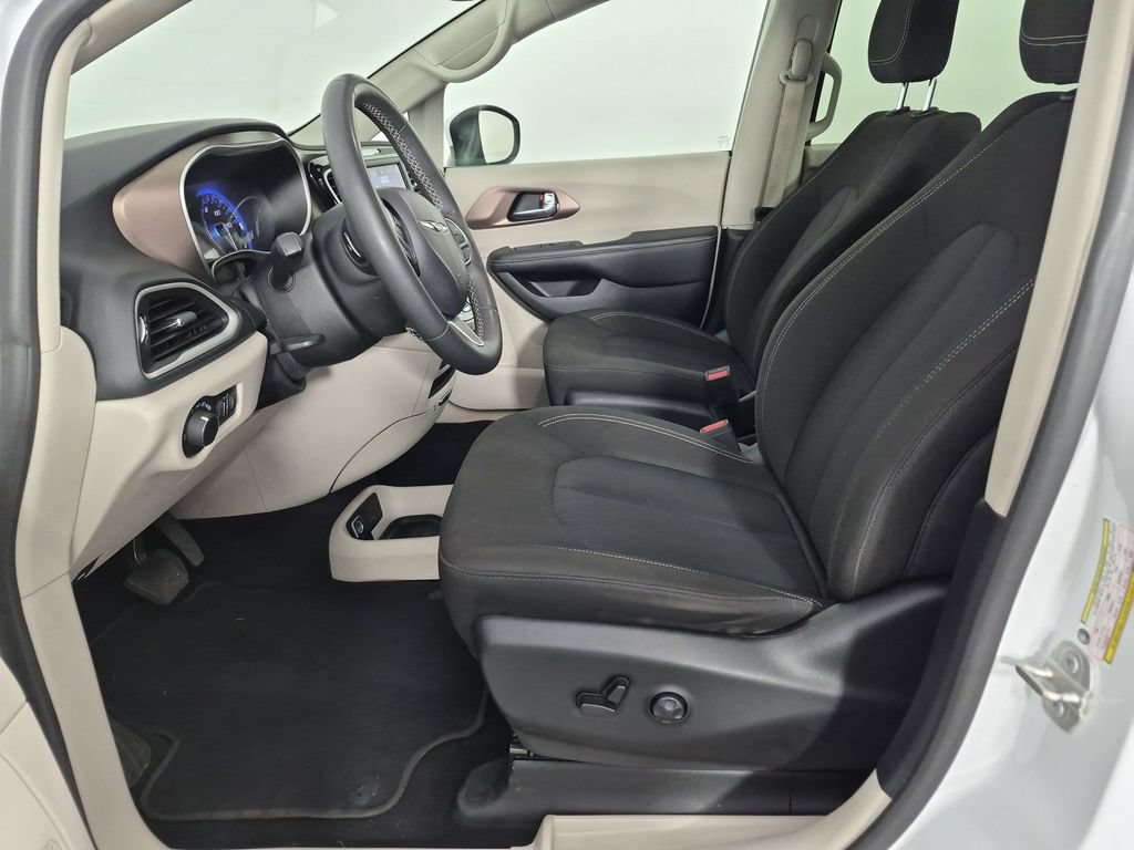 Used 2023 Chrysler Voyager LX FWD image 17