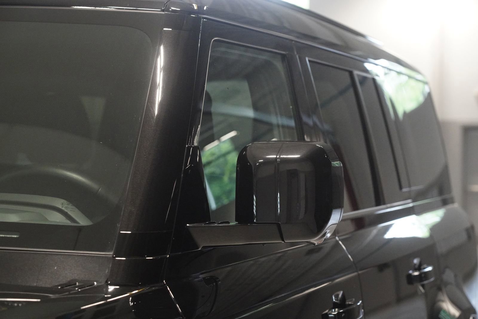 Used 2025 Land Rover Defender 130 X-Dynamic SE AWD/4WD image 7