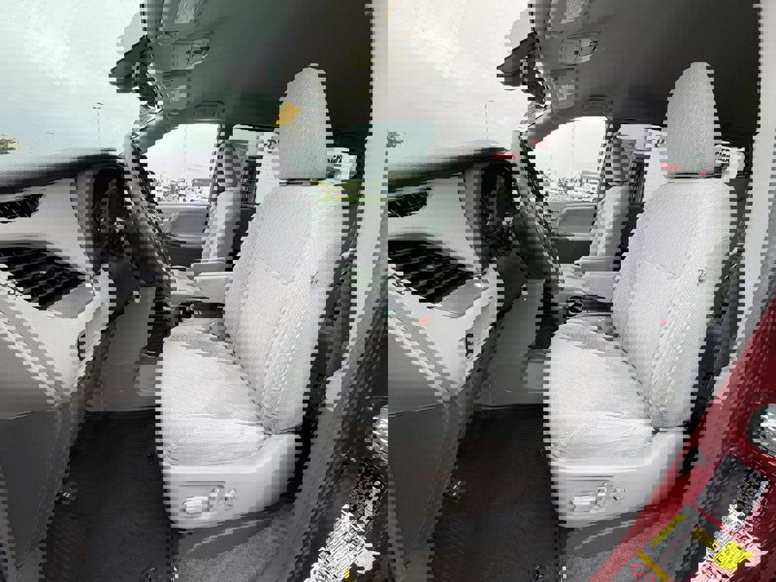 Used 2018 Toyota Sienna LE w/ Carpet Mat Package image 19