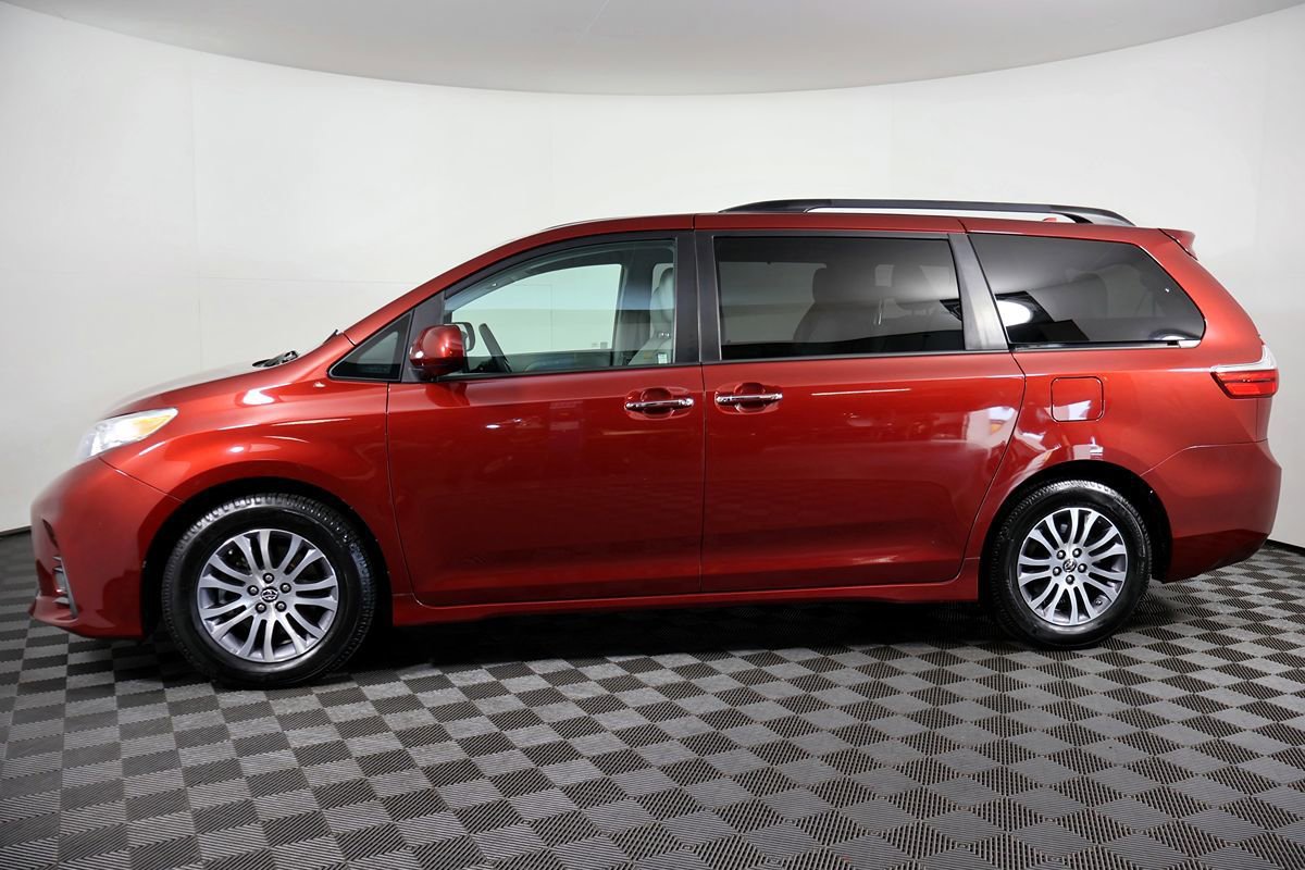 Used 2018 Toyota Sienna XLE w/ XLE Navigation Package FWD image 13