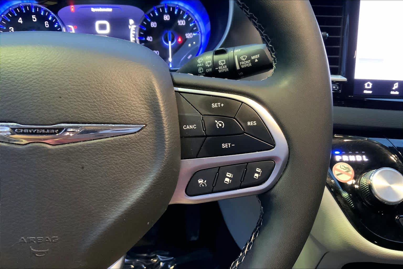 Used 2024 Chrysler Pacifica Touring-L FWD image 24