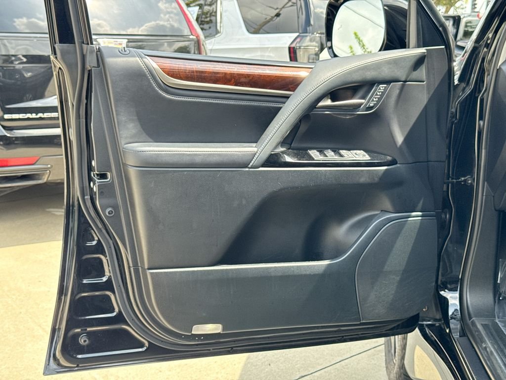 Used 2021 Lexus LX 570 4WD w/ Luxury Package image 12