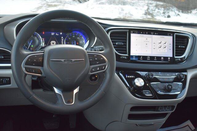 Used 2024 Chrysler Pacifica Touring-L FWD image 21