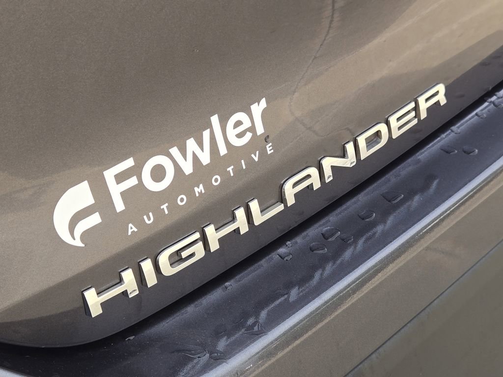Used 2021 Toyota Highlander XLE FWD image 12