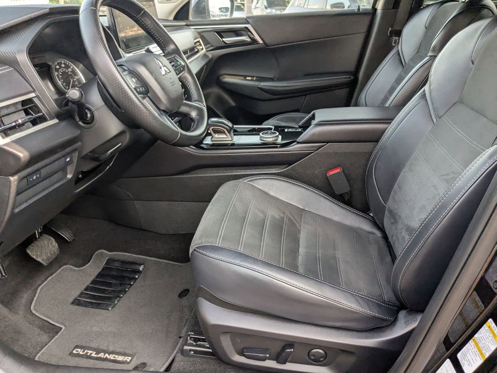 Used 2025 Mitsubishi Outlander SE FWD image 11