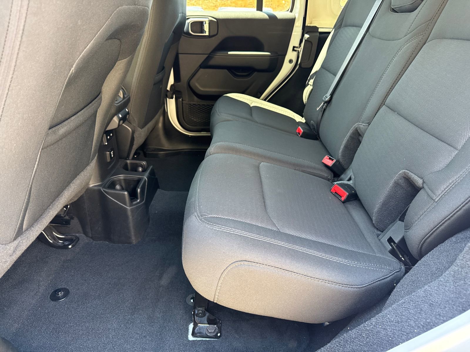 Used 2022 Jeep Wrangler Unlimited Sahara w/ Dual Top Group AWD/4WD image 20