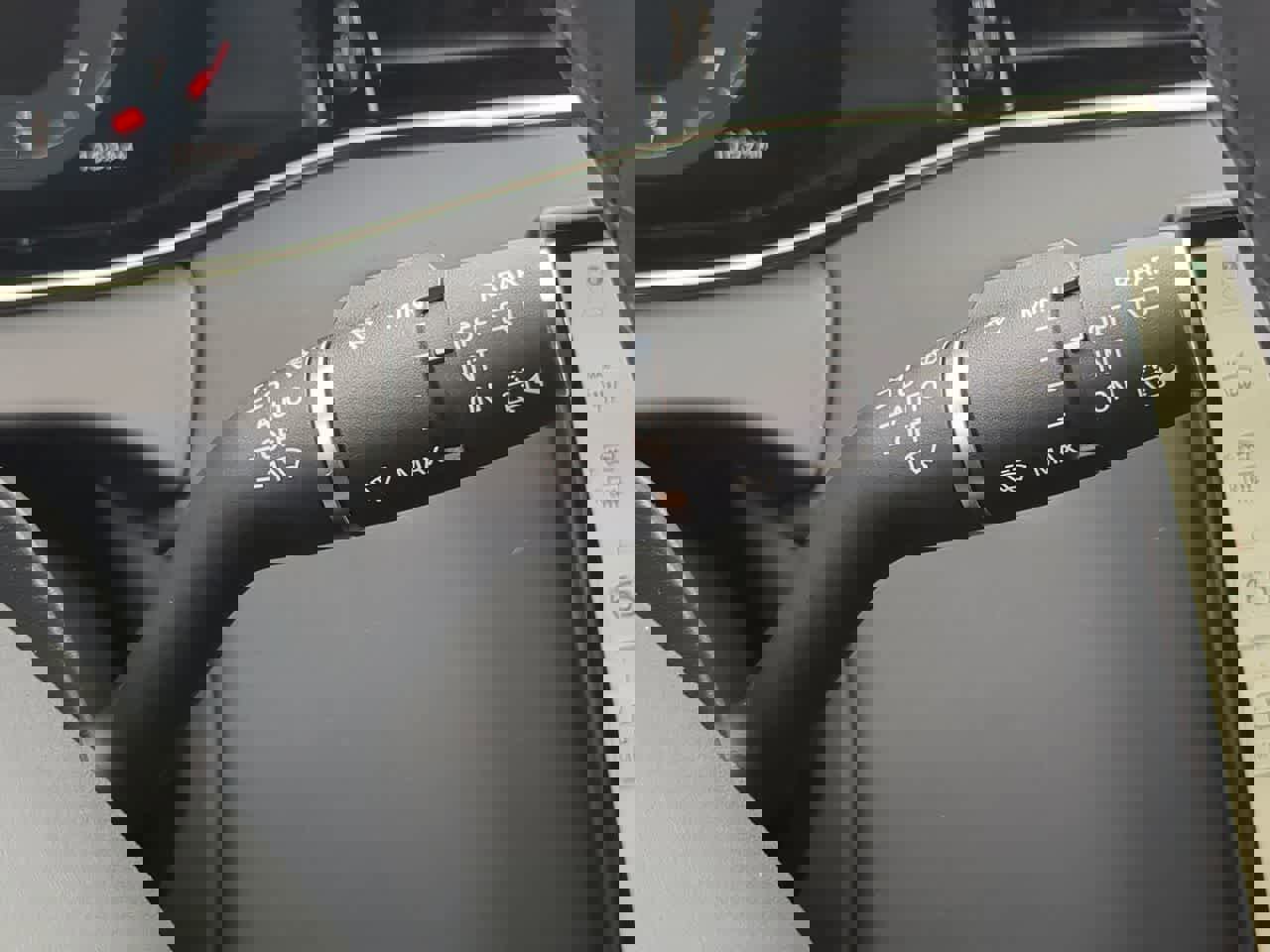 Certified 2025 Land Rover Range Rover Evoque Dynamic SE image 28