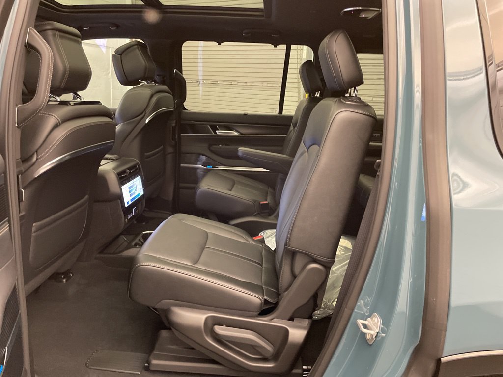 New 2026 Jeep Grand Wagoneer Summit AWD/4WD image 22