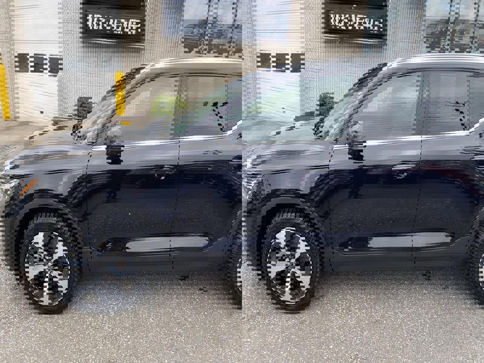 Used 2024 Volvo XC40 B5 Plus image 3