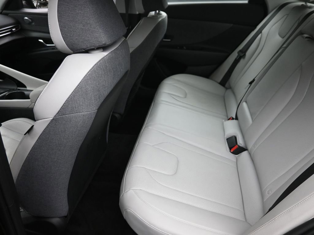Used 2025 Hyundai Elantra Limited image 10