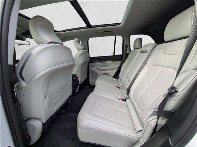 Used 2022 Jeep Grand Cherokee Overland w/ Luxury Tech Group IV image 19