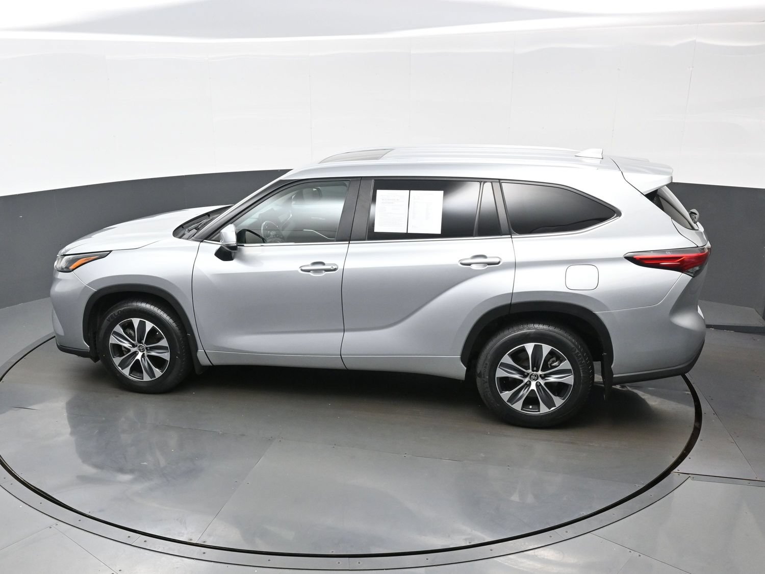 Used 2024 Toyota Highlander XLE AWD/4WD image 39