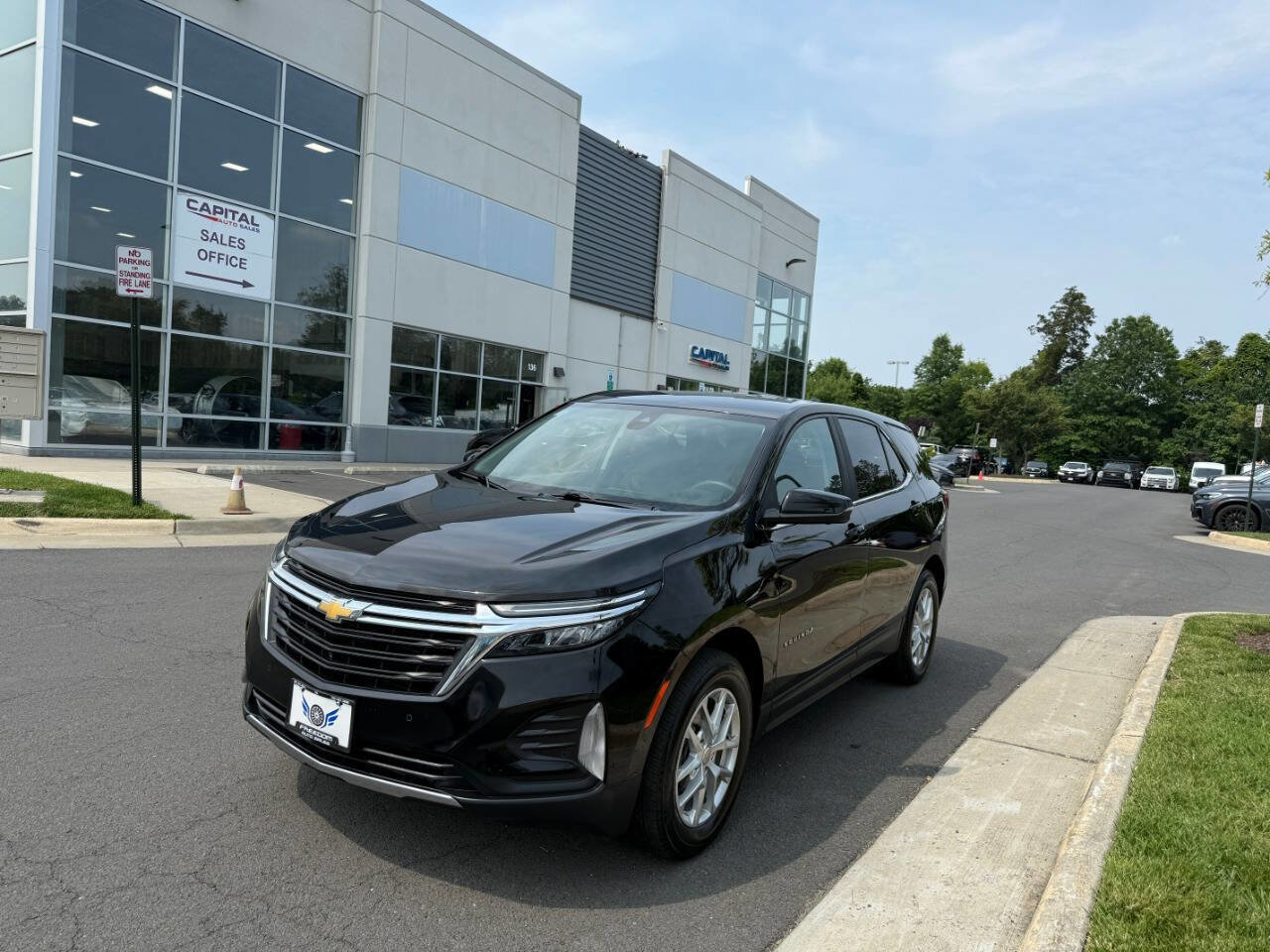Used 2023 Chevrolet Equinox LT image 2