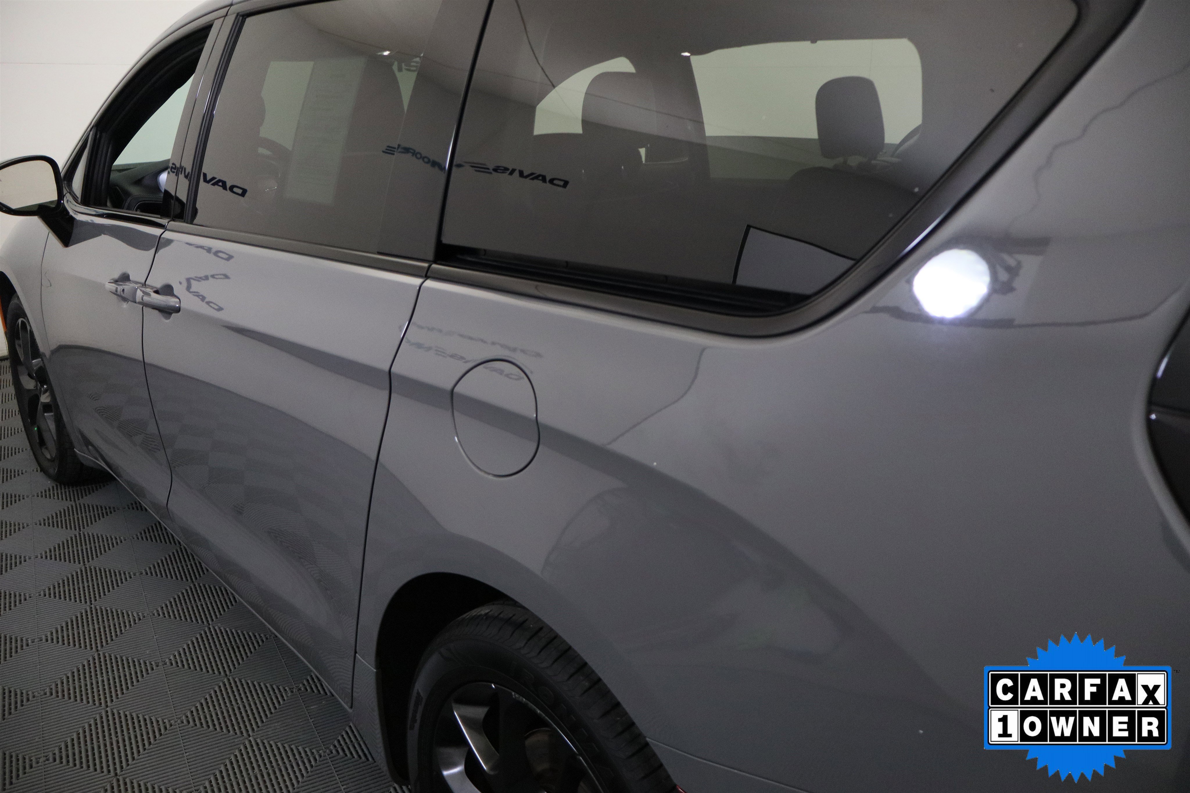 Used 2025 Chrysler Pacifica Limited image 11