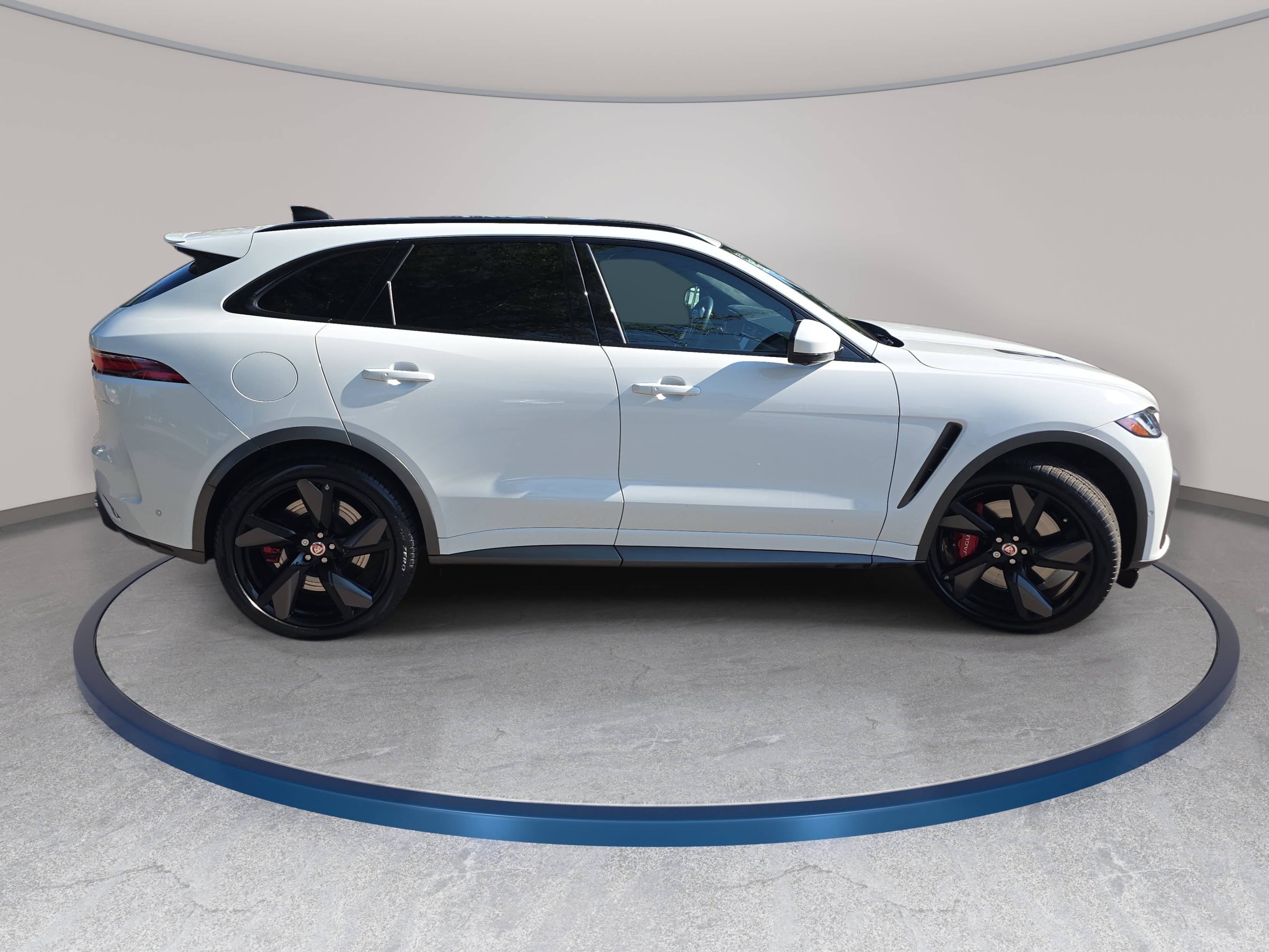 Certified 2023 Jaguar F-PACE SVR AWD/4WD image 4
