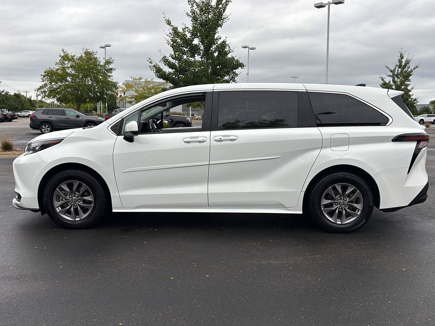 Used 2024 Toyota Sienna LE AWD/4WD image 23