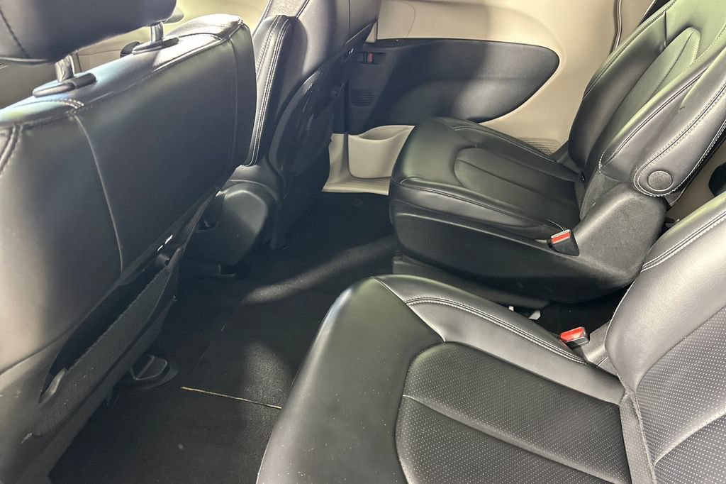 Used 2023 Chrysler Pacifica Touring-L FWD image 13