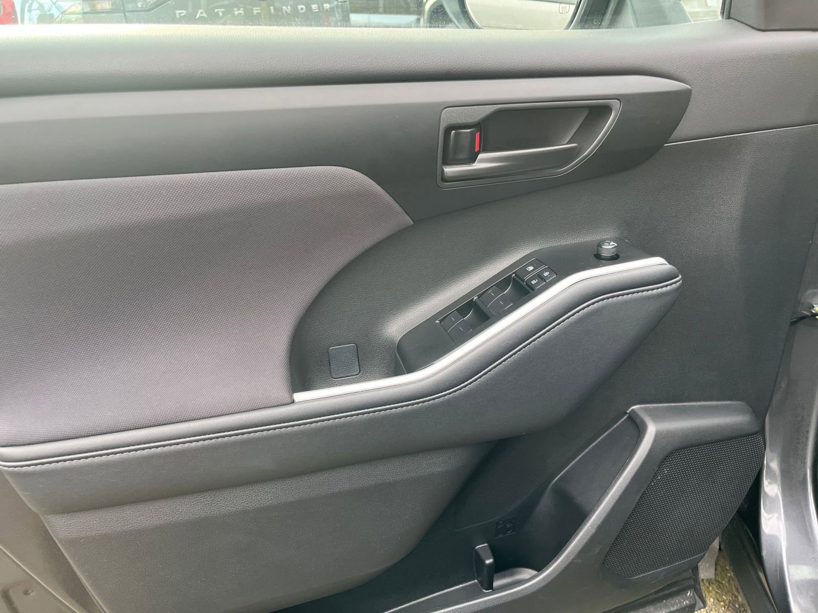 Used 2025 Toyota Highlander LE image 18