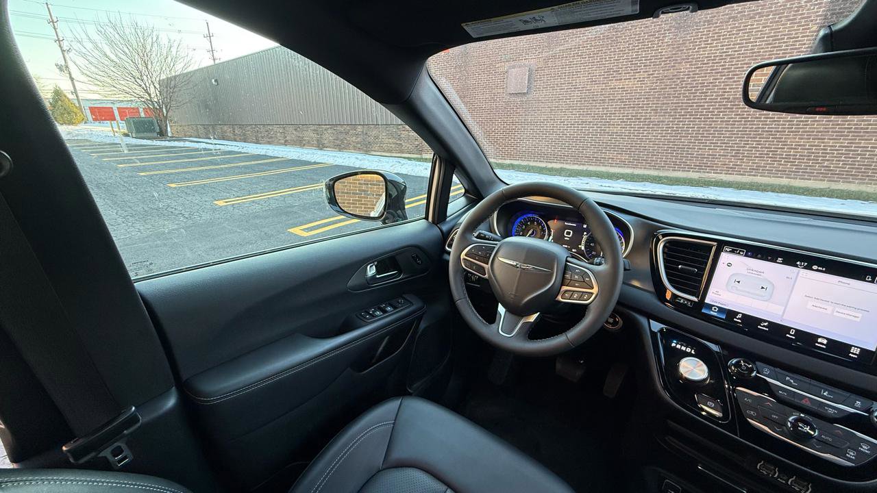 Used 2025 Chrysler Pacifica Select FWD image 12