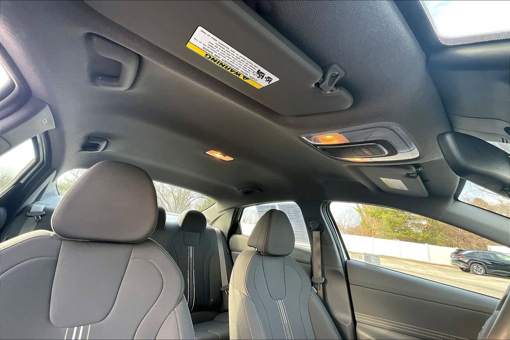 Certified 2025 Hyundai Elantra Sport image 22