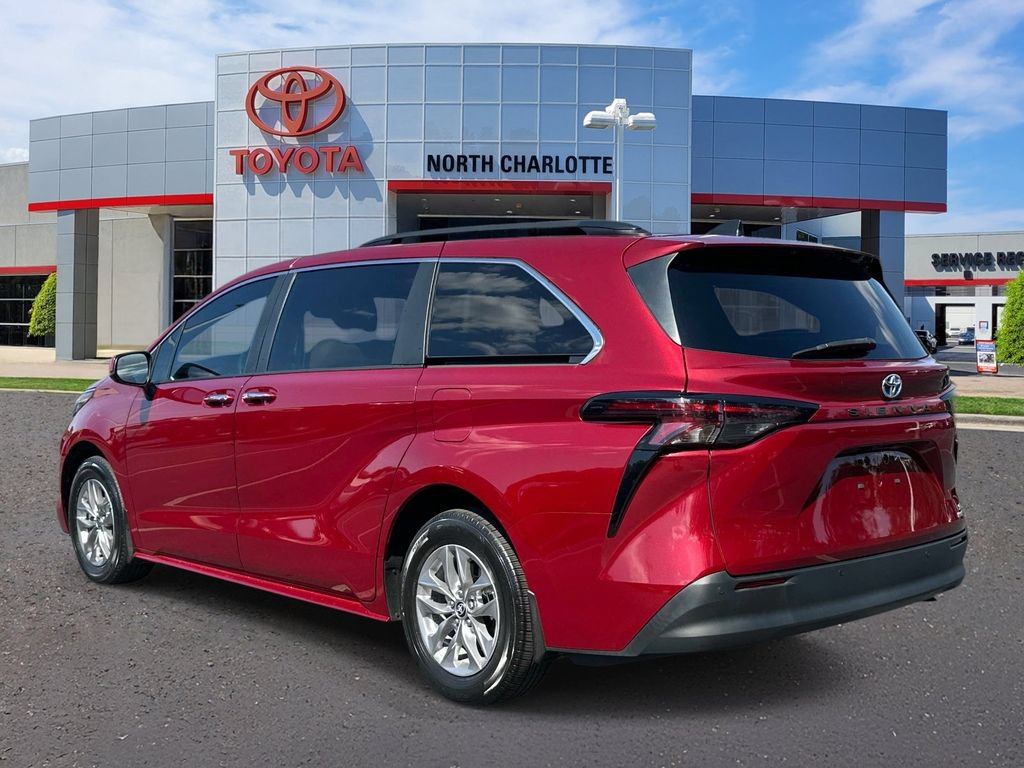 Used 2024 Toyota Sienna XLE FWD image 5