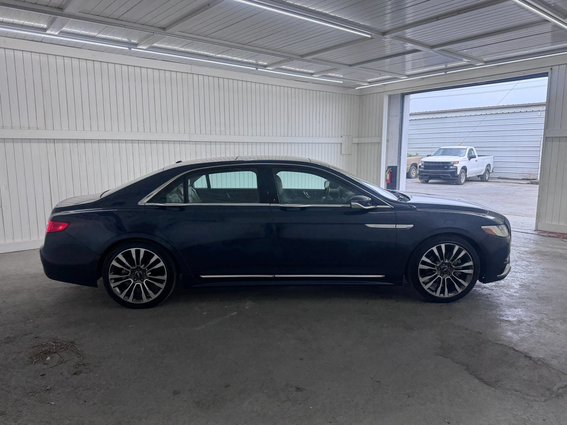 Used 2017 Lincoln Continental Select w/ Climate Package AWD/4WD image 4
