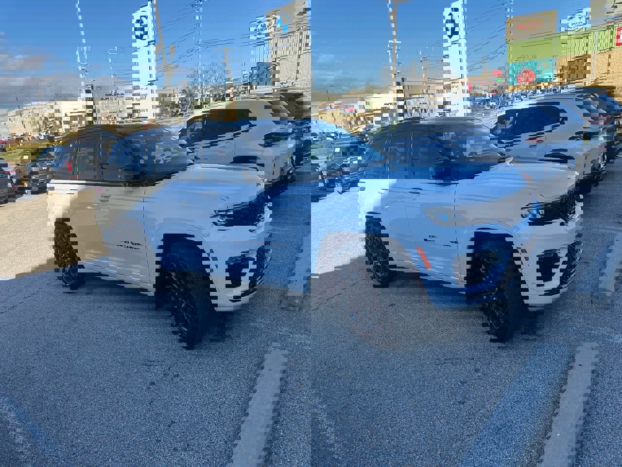 Used 2024 Jeep Grand Cherokee Summit image 2