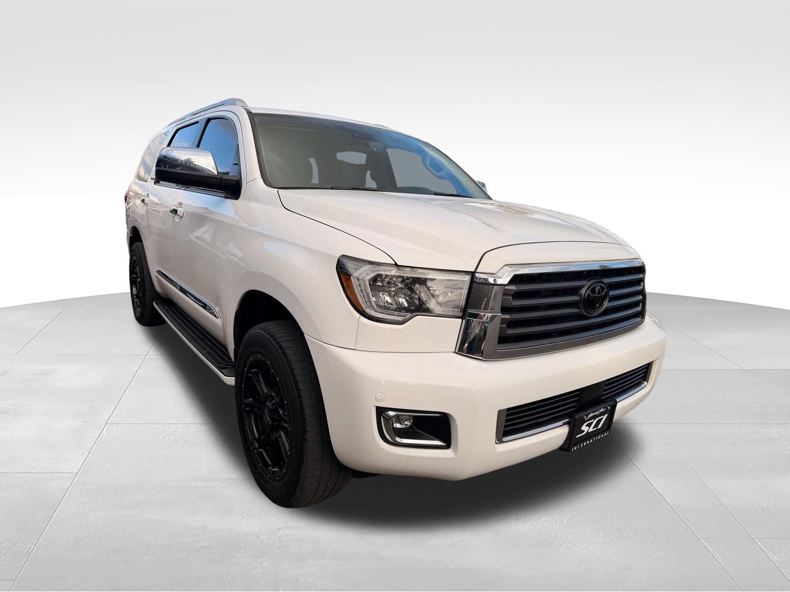 Used 2020 Toyota Sequoia Limited w/ Safety & Convenience Package AWD/4WD image 2
