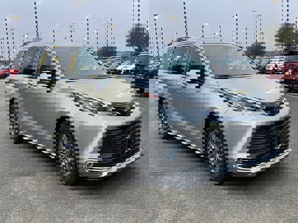 Certified 2023 Toyota Sienna XLE image 3